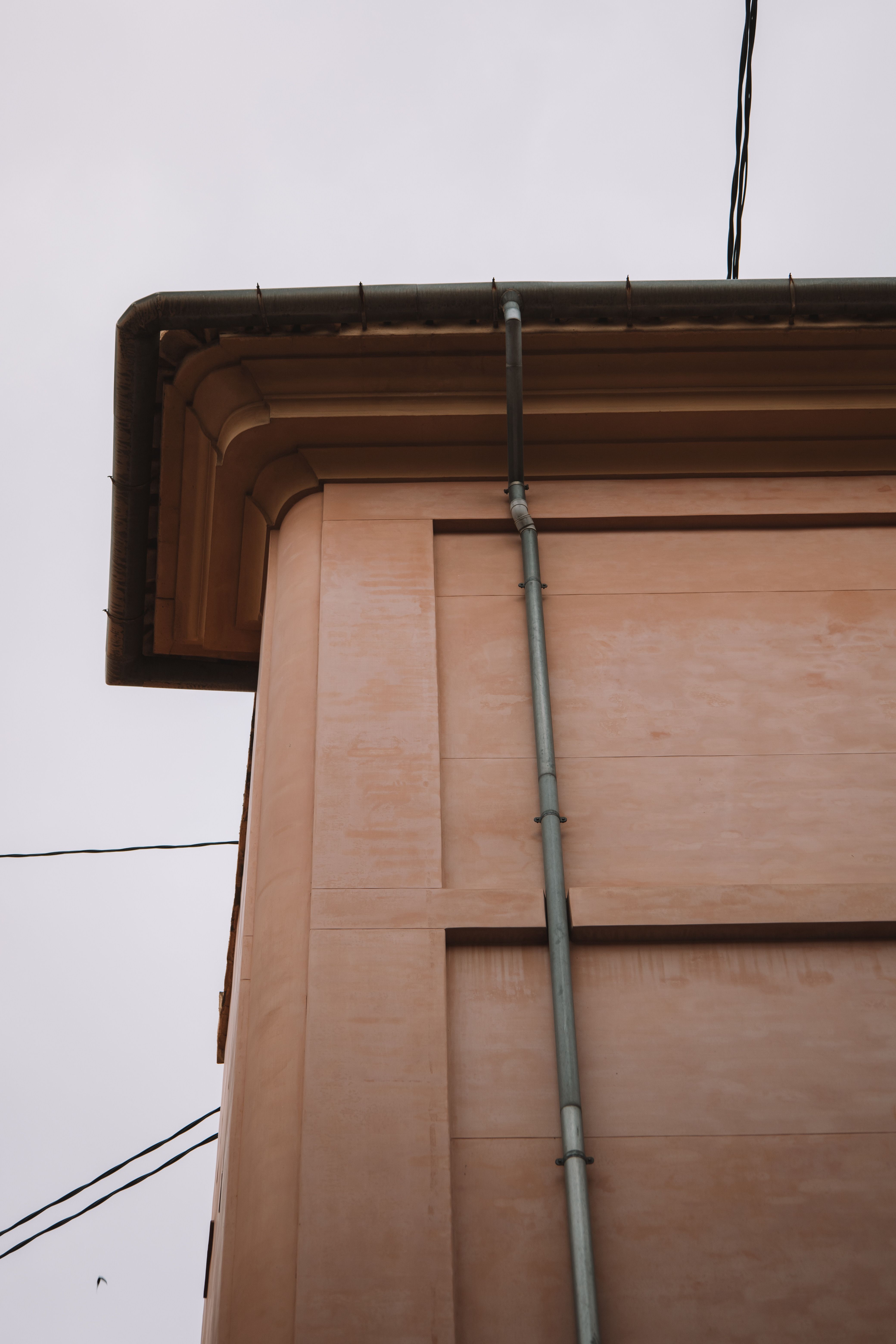 Detail odkvapového žľabu a zvodu na rodinnom dome